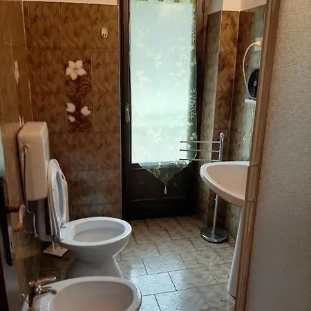 Alloggi Il Rododendro 아파트 반니 디 비나디오